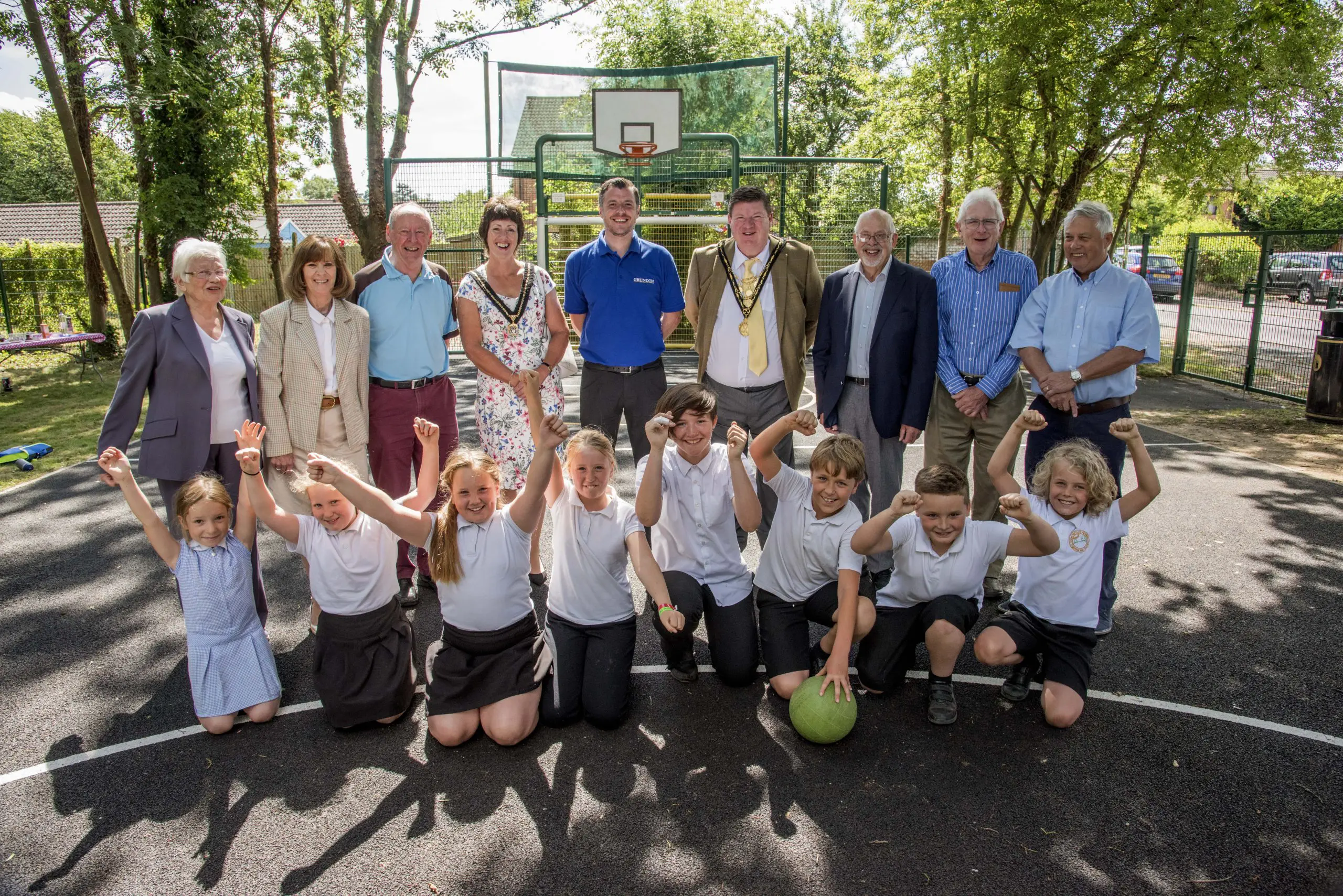 Local schoolchildren with (l-r) Cllr Cynthia Pitteway (Hurley Parish Council chairman), Borough Cllr Maureen Hunt, Parish Cllr David Burfitt, Mayoress Laura Lion, Grundon’s Ben Cuthbertson, Mayor Paul Lion, Parish Cllr Steve Harrington, Parish Cllr John Slater and Parish Cllr Geoff Priest (vice-chairman)