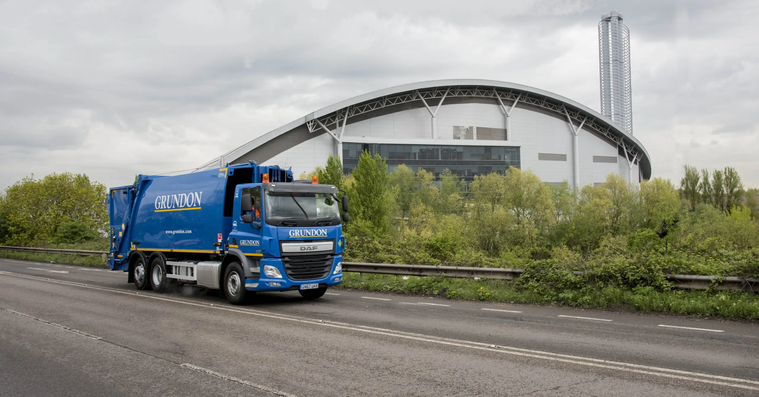 Grundon's new ultra-low emission hydrogen diesel dual-fuel waste collection vehicle