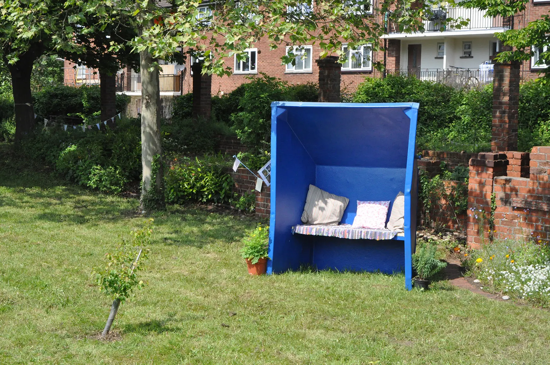 Grundon's Fabrication and Special Events Manager Peter Kent saw a unique opportunity to repurpose old Grundon skips and wheelie bins to provide planters and seating for the Drop in Garden