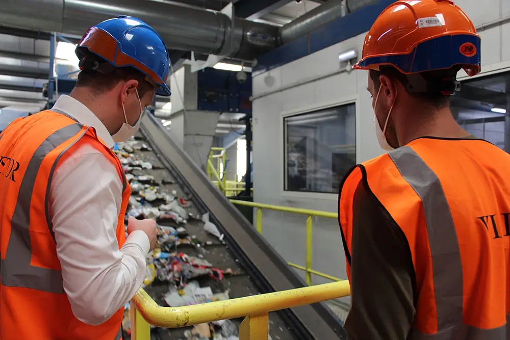 Owen George (left) shows Sebastian Vettel how Silverstone’s waste is segregated ready for recycling at Grundon’s Materials Recovery Facility.