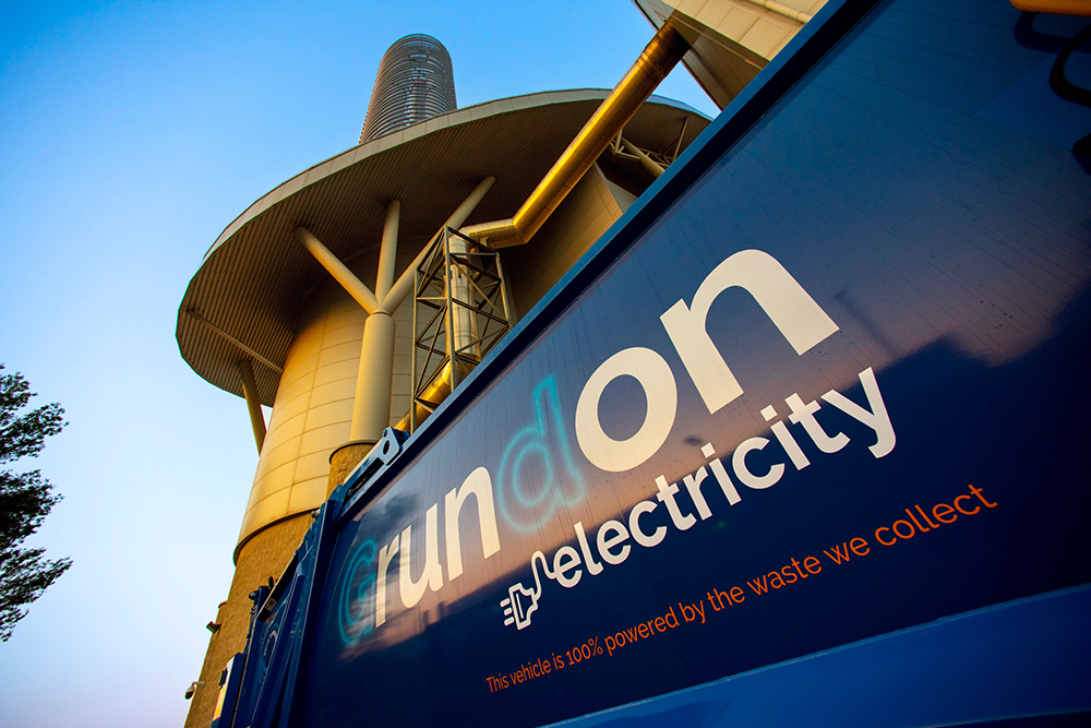 Grundon's new Colnbrook-based electric waste vehicle in front of the Lakeside Energy from Waste facility where it plugs in every night