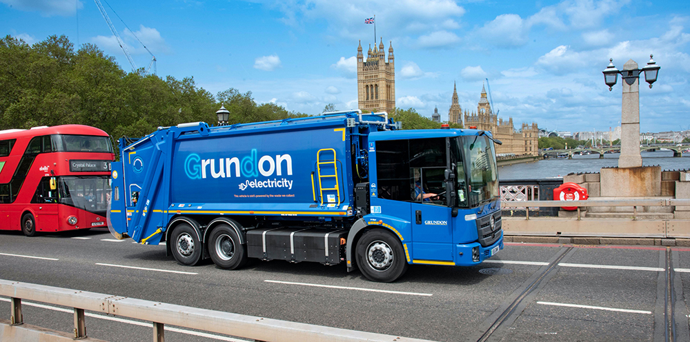Grundon's new EV crosses the River Thames with the Houses of Parliament in the background