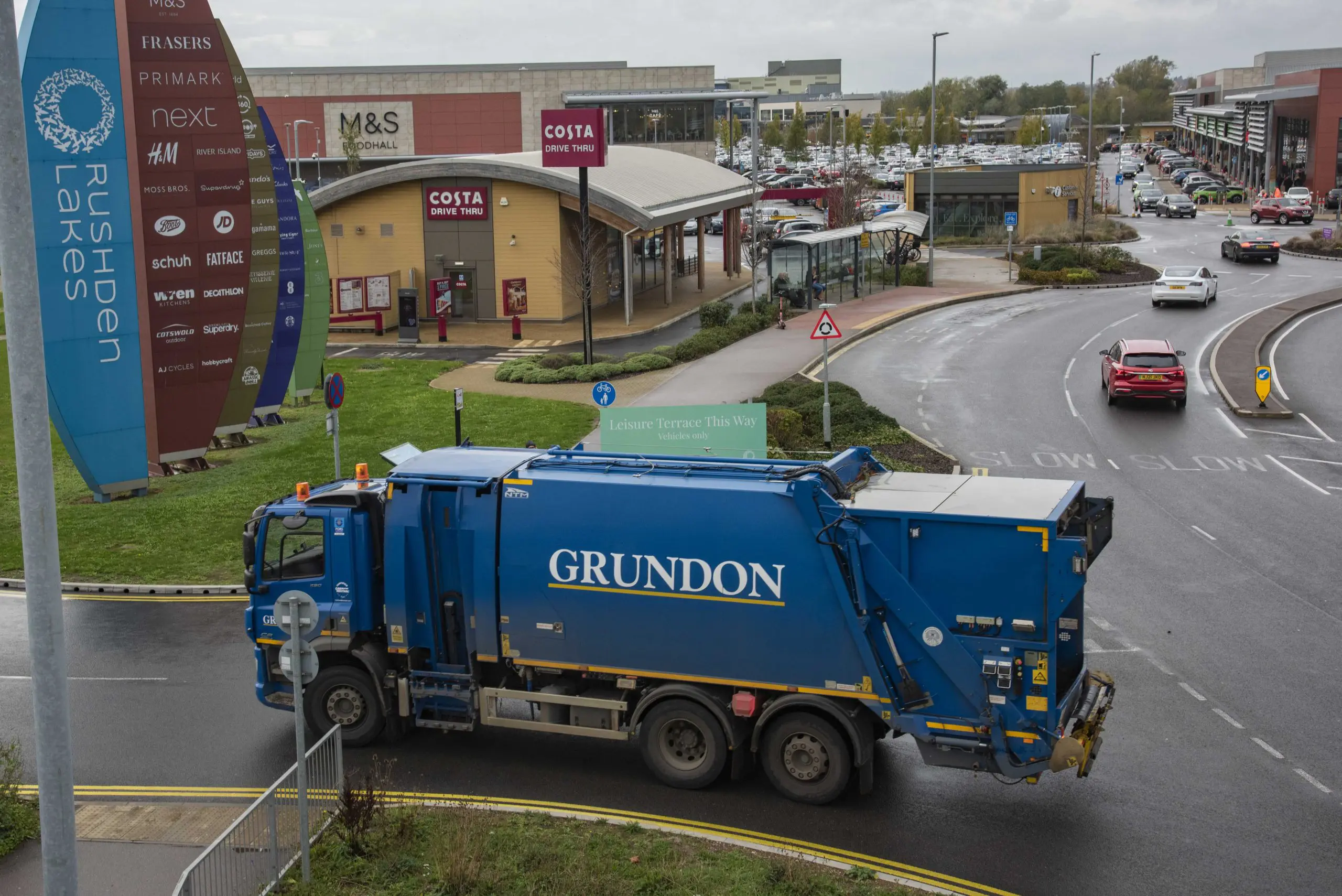 A Grundon vehicle arrives at Rushden Lakes Retail Park en route for a collection 